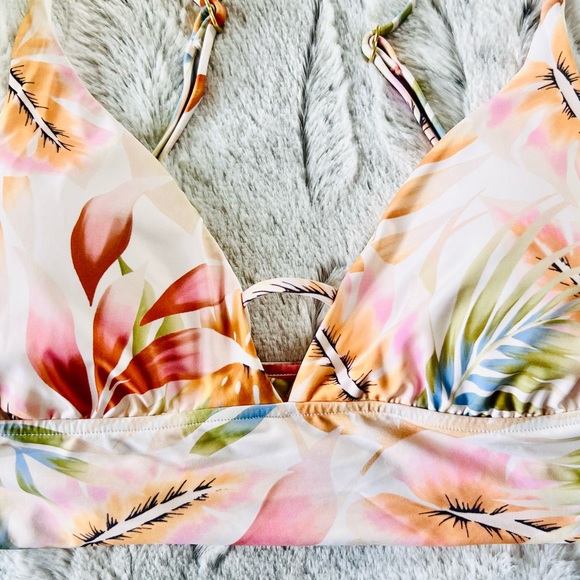 Sold. NWT Billabong Small Island Calling Paradise Print Swim Top - Picture 4 of 16